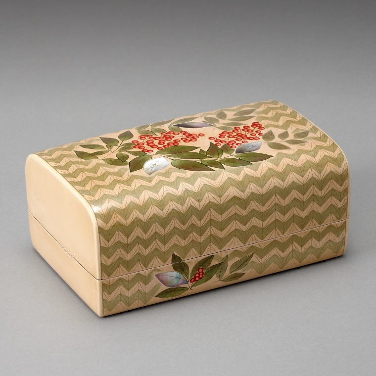 photo Kanshitsu Box with Kinma and Mother-of-pearl Inlay "Nantenchoku (Heavenly Bamboo)"