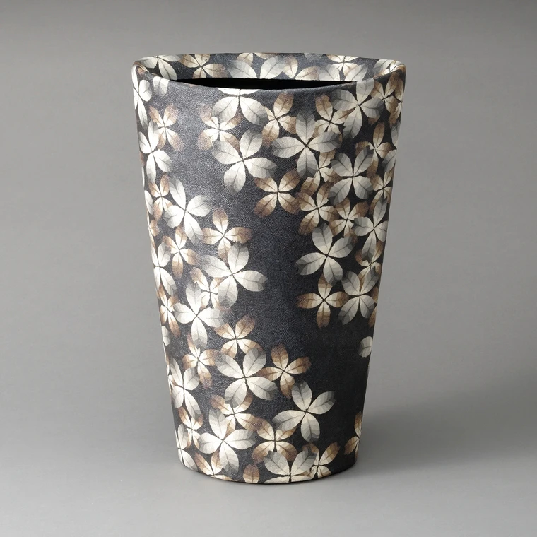 photo Flower Vase with Chindei (Sunken Clay) Decoration