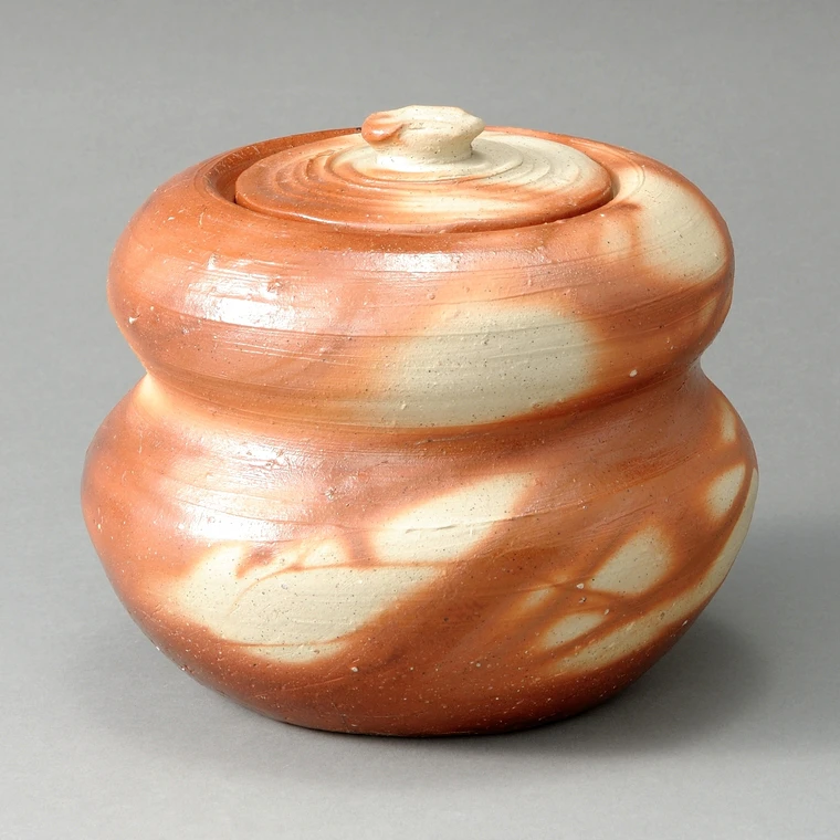 photo Bizen Fresh Water Jar in Kasanemochi (Stacked Mochi) Shape with Fire Marks
