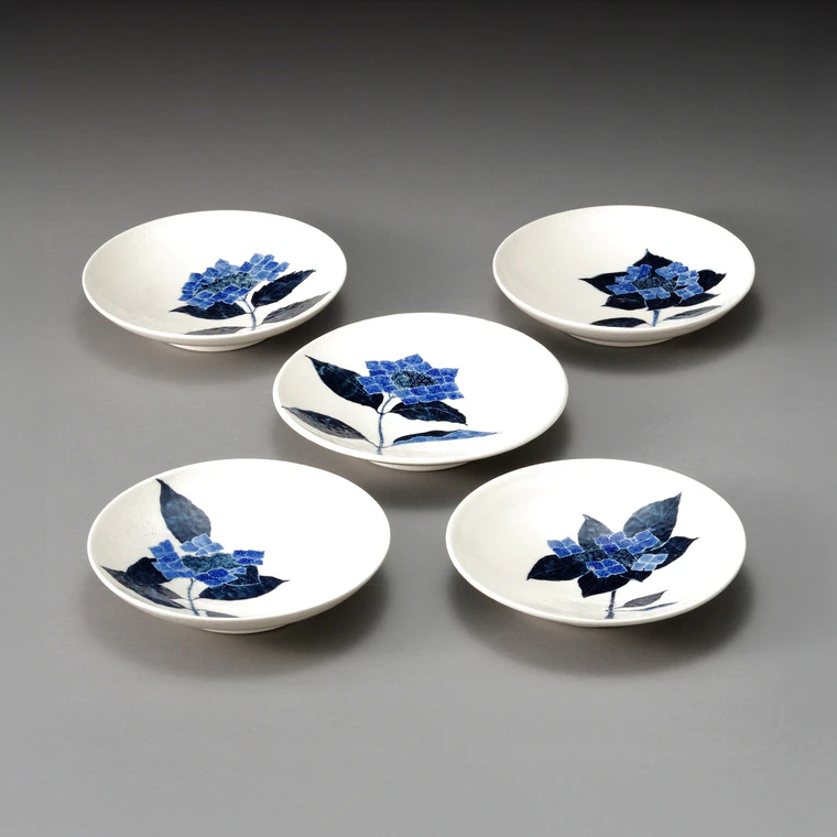 photo Set of 5 Plates with Underglaze Blue and Hydrangea Design