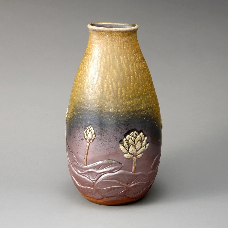 photo Bizen Flower Vase with Carved Design and White Slip Decoration "Lotus"