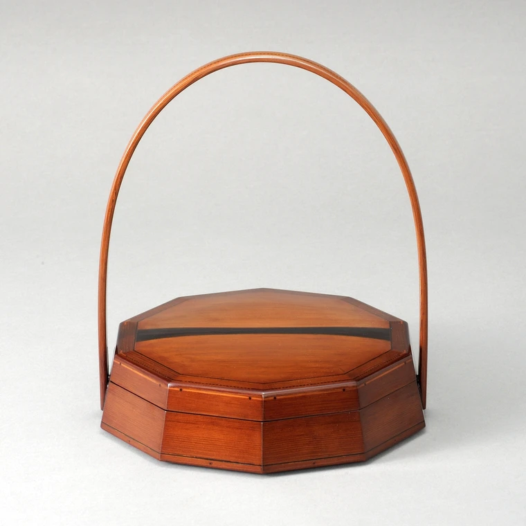 photo 10-sided Hand-held Box with Japanese Yew and Wiped Urushi