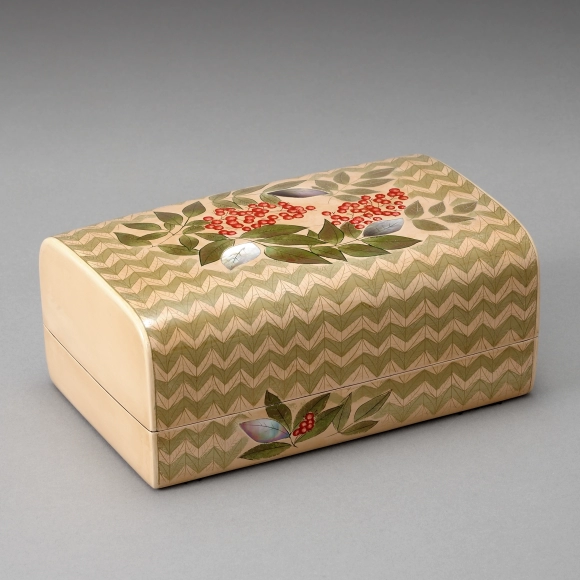 Kanshitsu Box with Kinma and Mother-of-pearl Inlay 