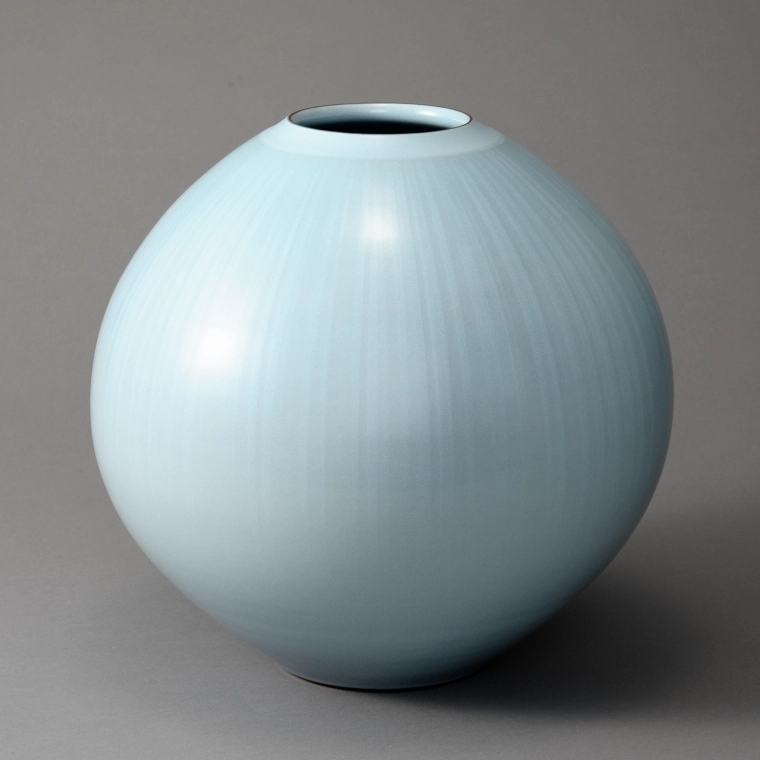 photo Jar with Celadon Glaze in Kakewake Style