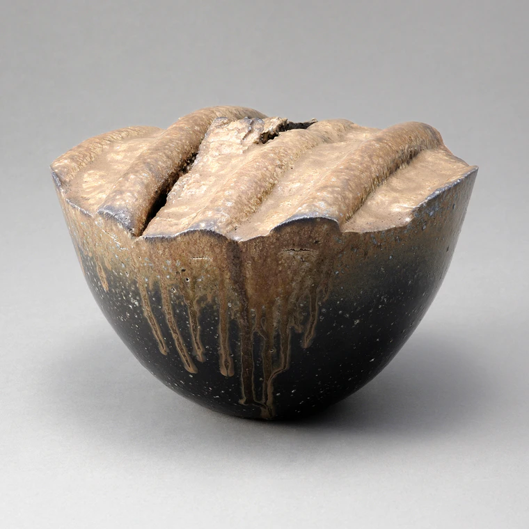 photo Black Jar with Beaten Pattern