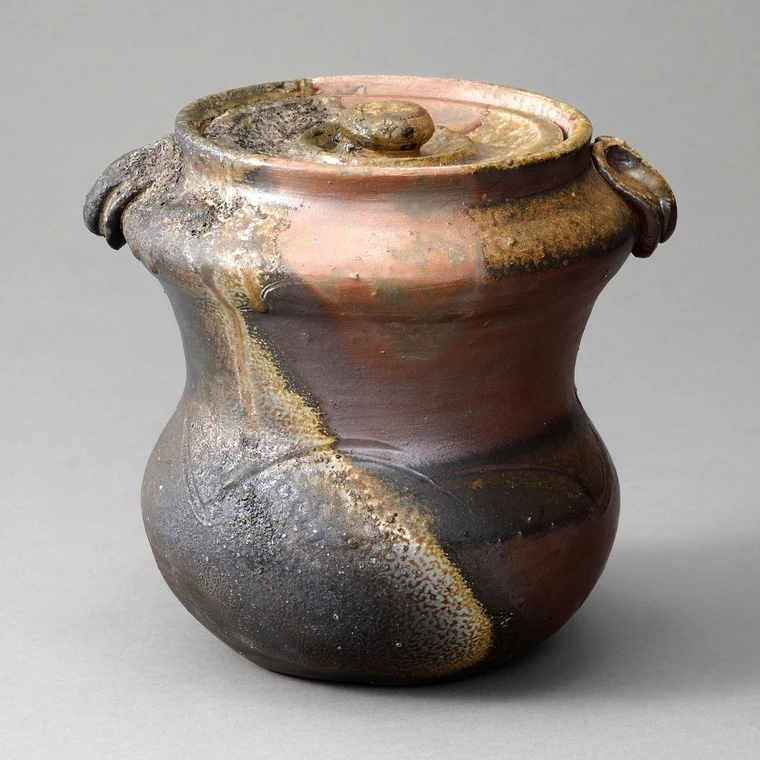 photo Bizen Fresh Water Jar with Kiln Effects