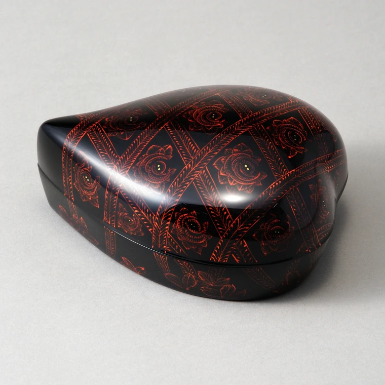 photo Kanshitsu Vessel with Design in Painted Kinma "Flowers by the Roadside"