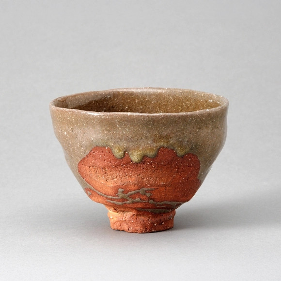 Coarse-grained Clay Tea Bowl with Ash Glaze and Spatula Scraped Design