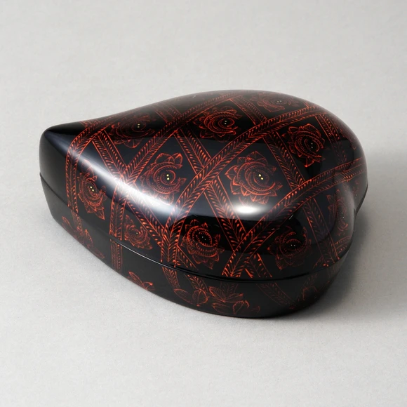 Kanshitsu Vessel with Design in Painted Kinma "Flowers by the Roadside"
