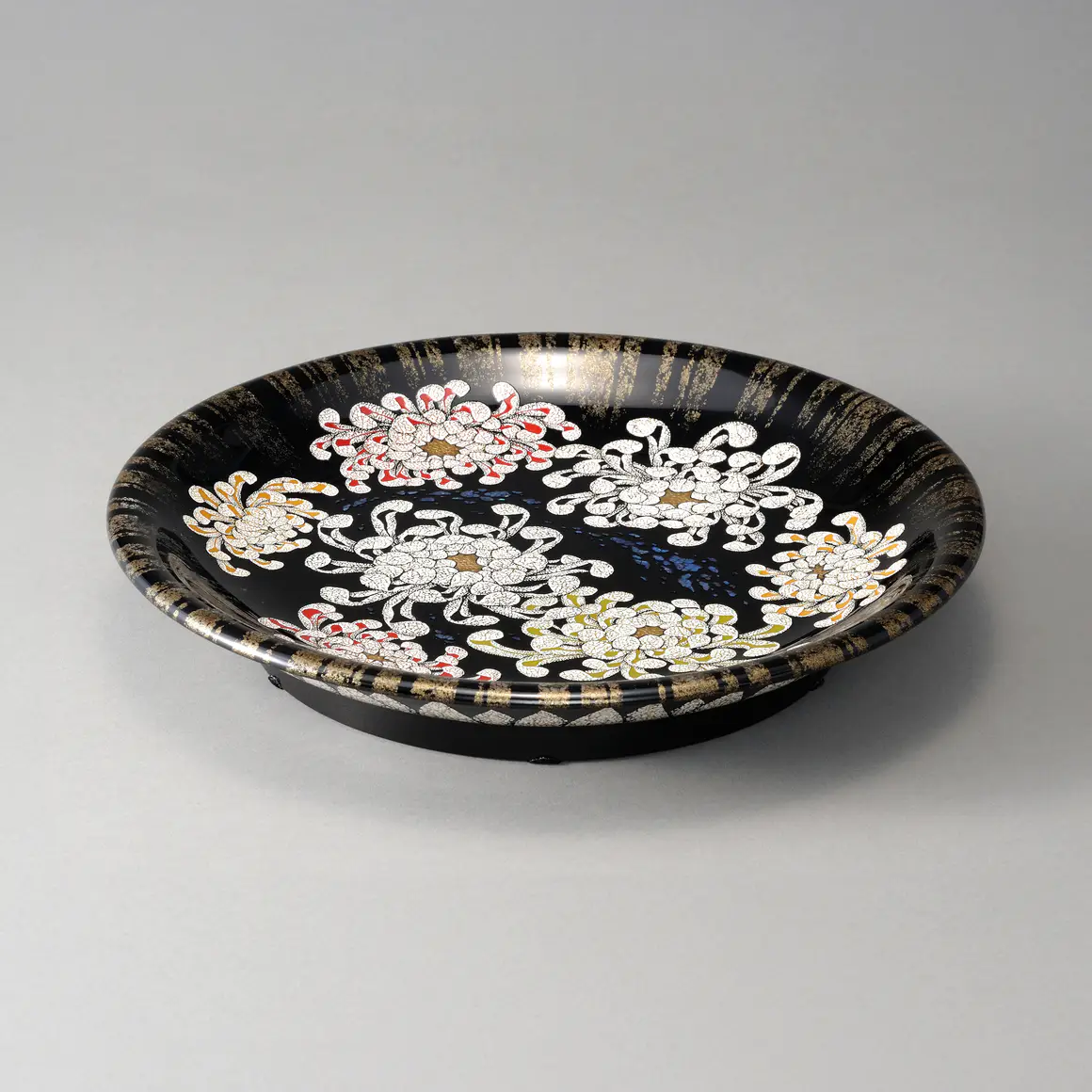 Vessel with Design in Eggshell Makie 