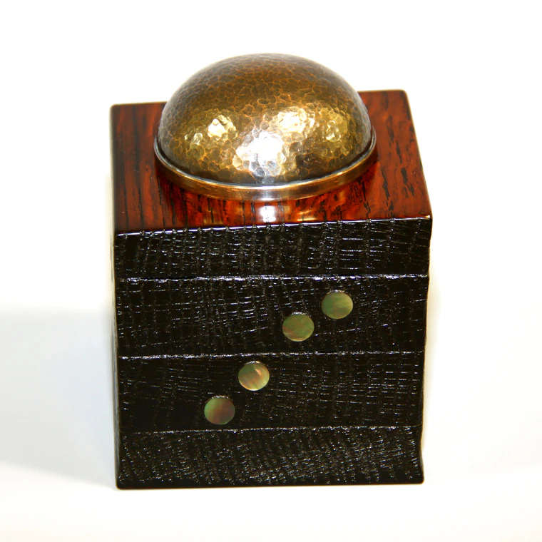 photo Lacquered Cube "Kai (Lump / Mass)"