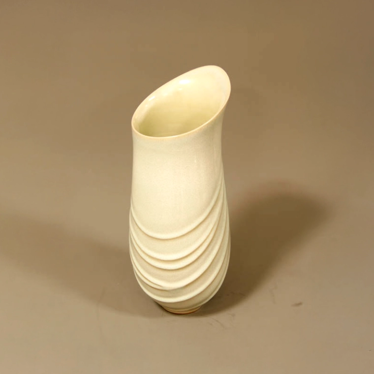 photo 水白彫文花器