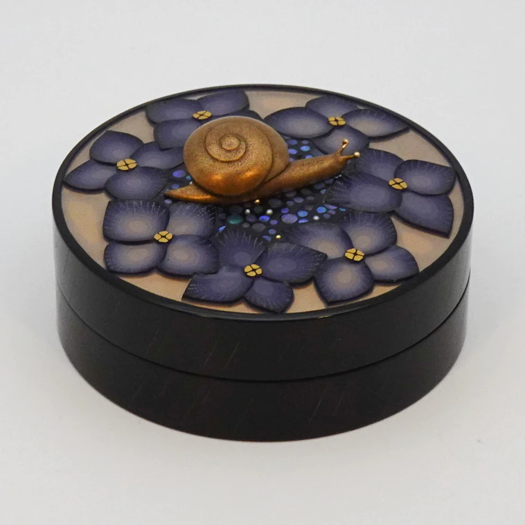 photo Incense Container with Design in Colored Urushi Carving