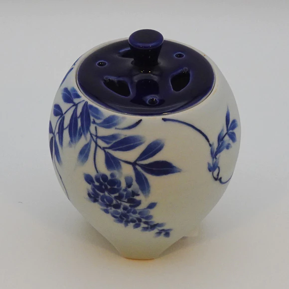 金彩イッチン椿文組盃 (Kumi Shiraishi) ｜Gallery Japan