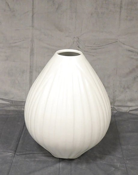 砥部焼き 白磁 花器 椿 砥部焼陶芸館オフィシャルサイト｜窯元紹介