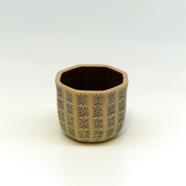 photo Octagonal Sake Vessel with Rantai and Kinma Decoration "The Shade of Trees"