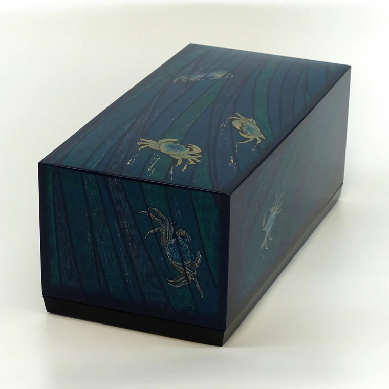 photo Kanshitsu box with design in kinma and zonsei "Sawagani (Freshwater Crab)"