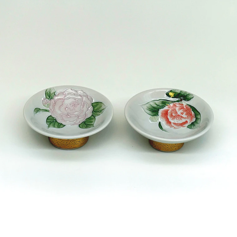 photo Set of Sake Cups with Gold Decoration, Slip-trailing and Camellia Design