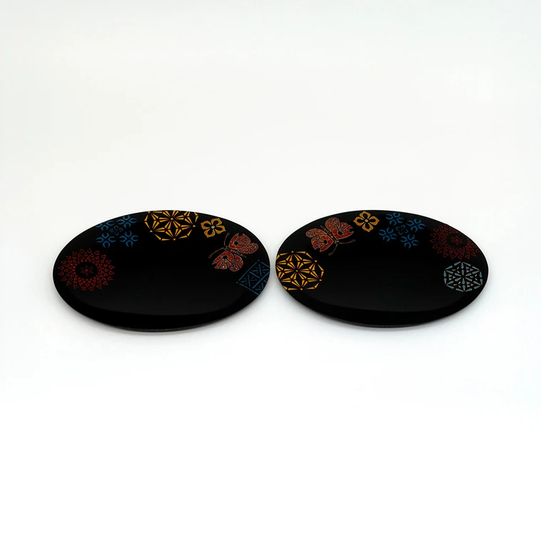 photo Set of Small Plates with Kanshitsu and Cut-out Design
