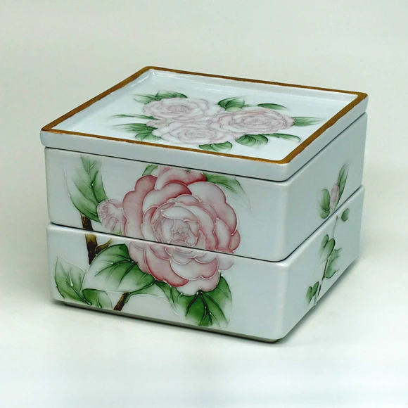 金彩イッチン椿文組盃 (Kumi Shiraishi) ｜Gallery Japan