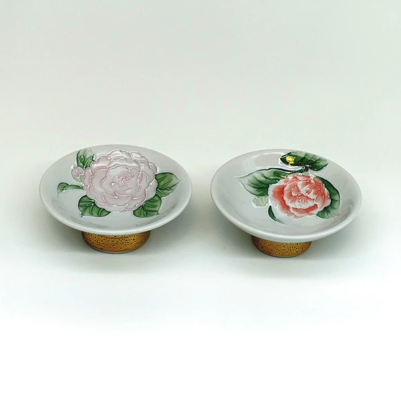 金彩イッチン椿文組盃 (Kumi Shiraishi) ｜Gallery Japan