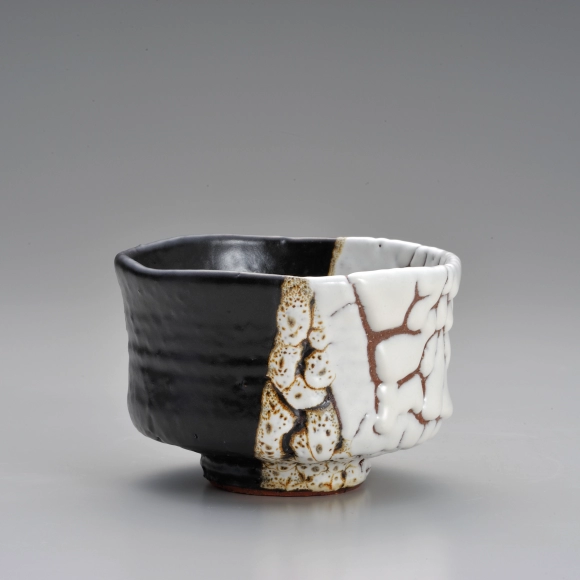 Onishiro Tea Bowl in Kakewake Style