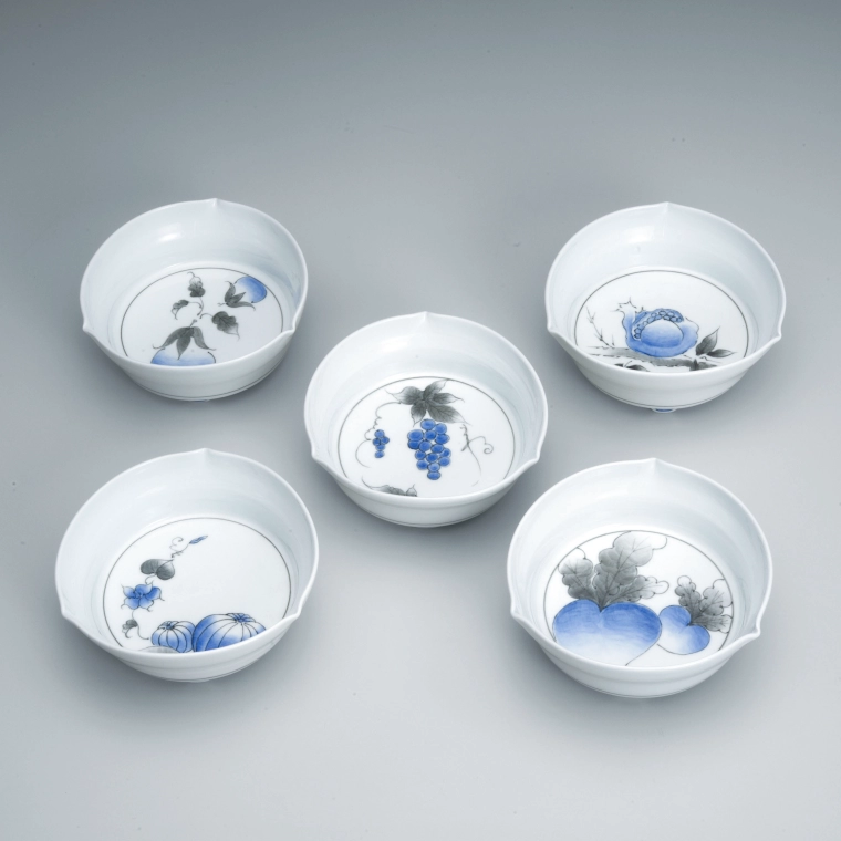 photo Footed Bowls with Different Designs in Underglaze Blue (Set of 5)