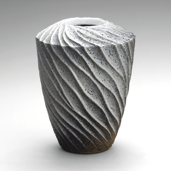 Flower Vase with Shinogi and Flowing Design