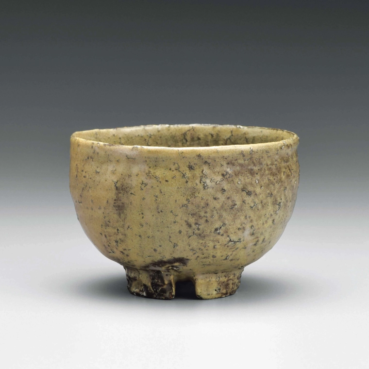 photo Tea Bowl with Wari-kodai (Split-foot)