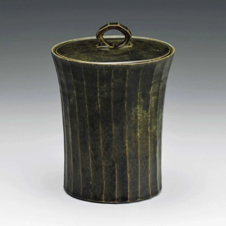 photo Hagi Fresh Water Jar with Green Glaze and Faceted Surface