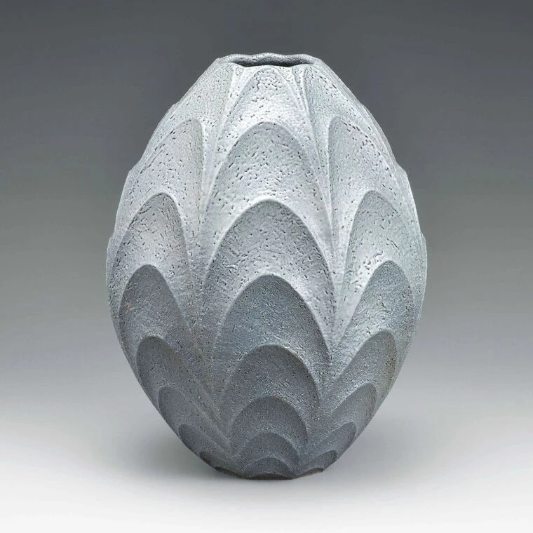 photo Hagi Flower Vase with White Glaze and Flowing Ridge Design
