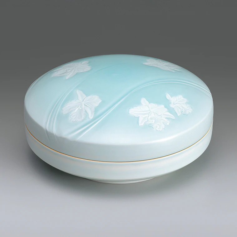 photo White Porcelain Box with Pale Blue Glaze and Engraved Design