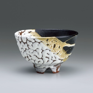 Onishiro Tea Bowl with Notched Foot in Kakewake Style