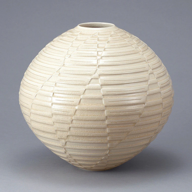 photo Naeshirokawa Jar with White Glaze and Engraved Design