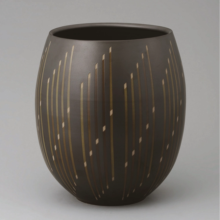 photo Vessel with Iron Glaze and Line Design