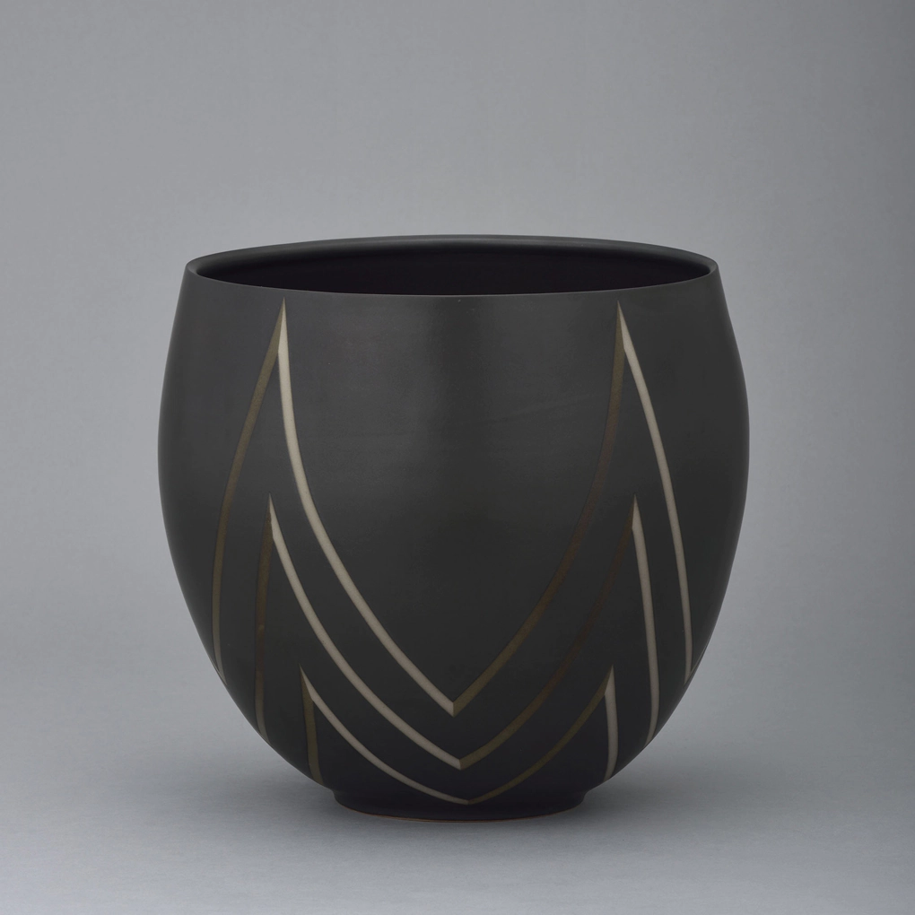 photo Vessel with Iron Glaze and Line Design