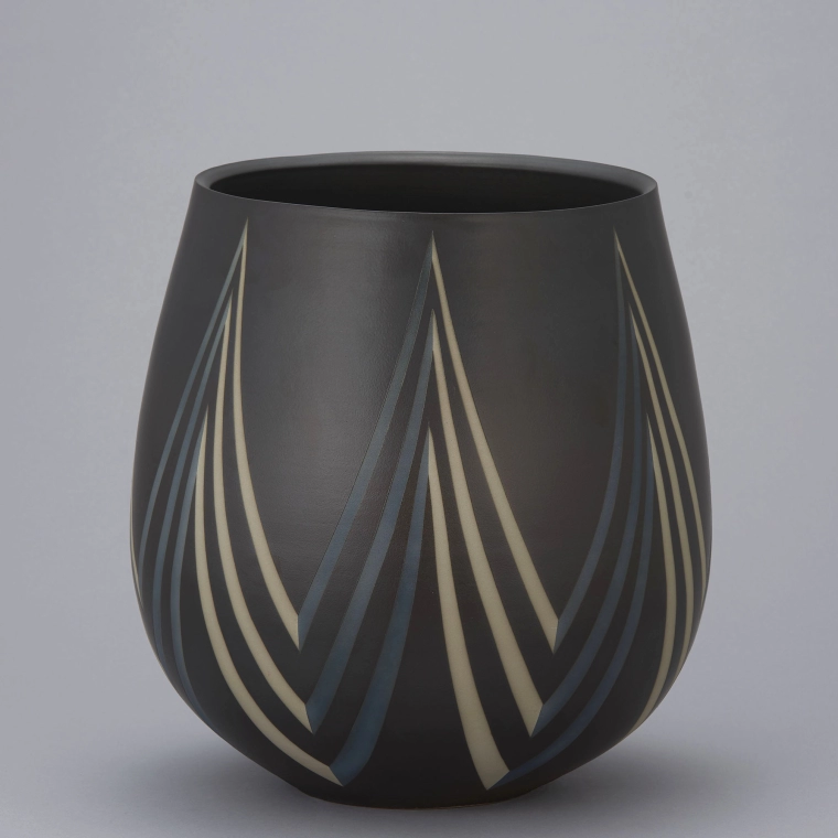 photo Vessel with Iron Glaze and Line Design