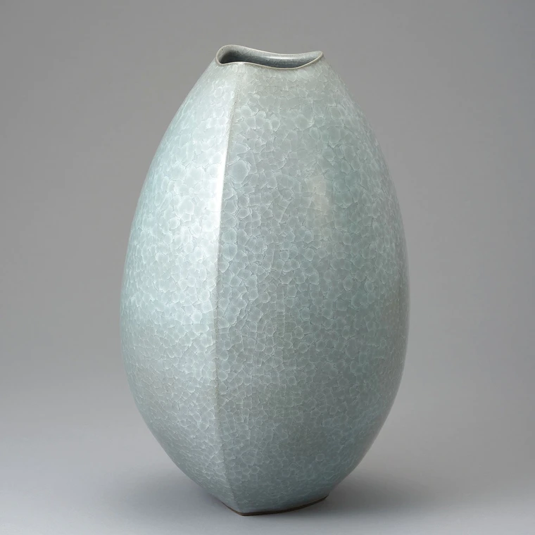 photo Jar in Shape of Lily Bud with Blue Glaze in Kakewake Style