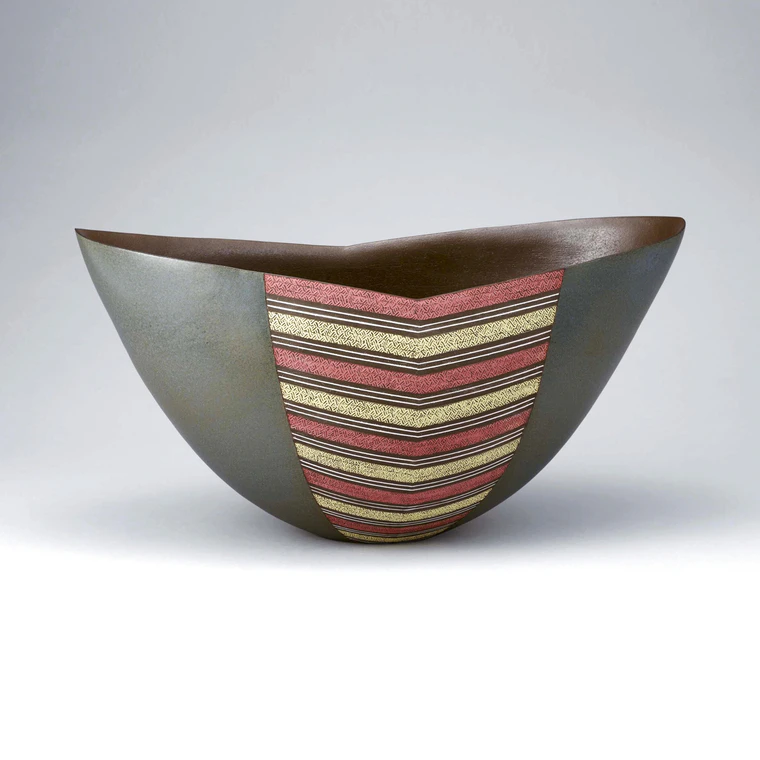 photo Vessel with Design in Inlay and Colored Glaze