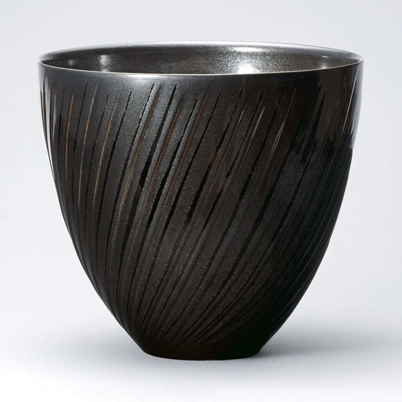 Bowl with tenmoku glaze and engraved line design