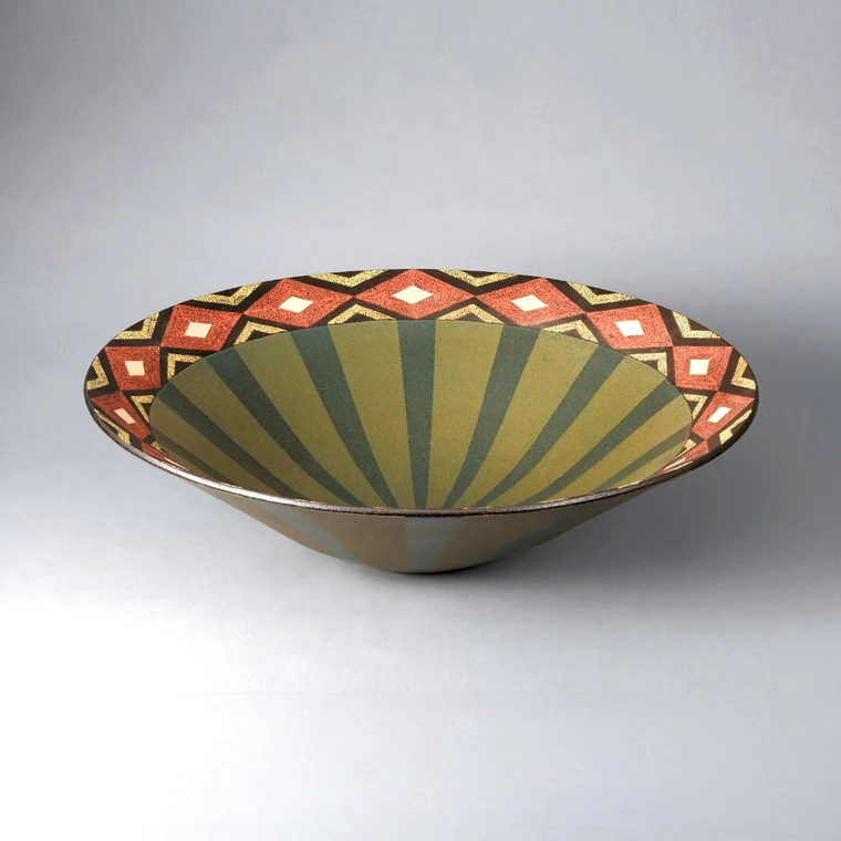 photo Bowl with Design in Inlay and Colored Glaze and Kakewake (Split-glaze Coating)