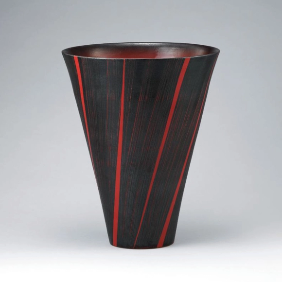 Deep Bowl with Iron Glaze and Red Line Decoration