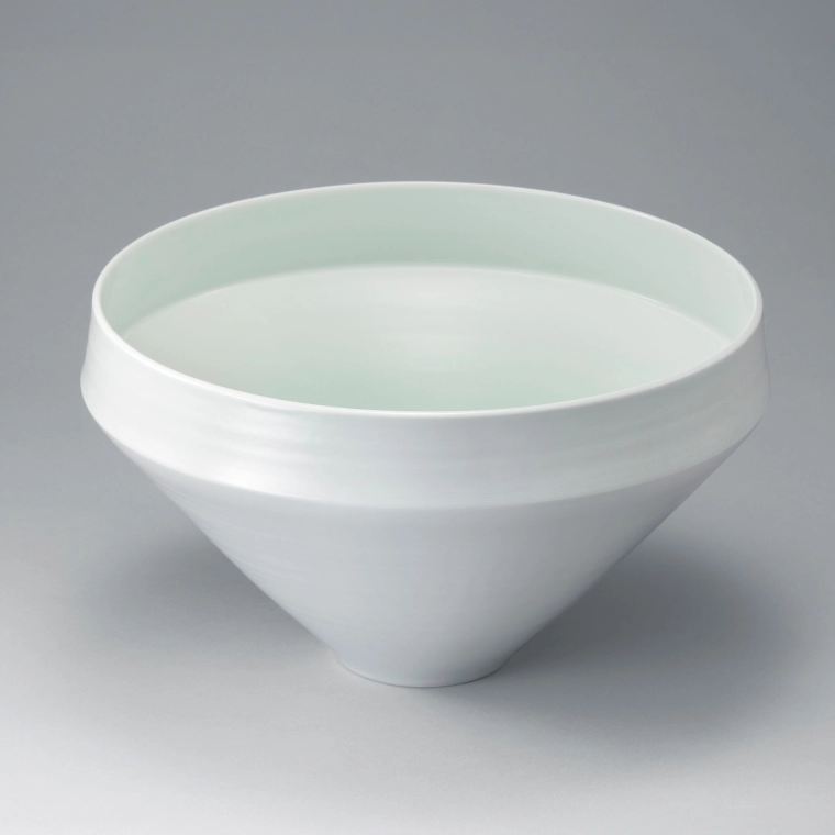 photo White porcelain bowl