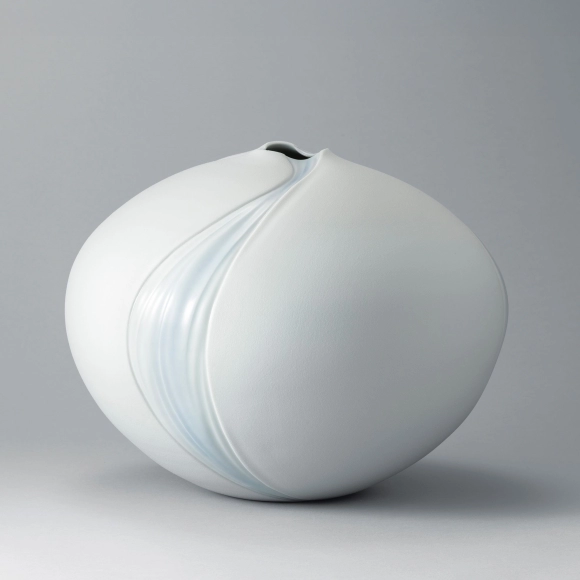 青白磁花器「流映2022」(浦郷 壮)｜ギャラリージャパン