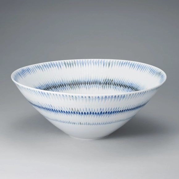 Large Bowl with Design in Underglaze Blue and Yu-hajiki "Surging"