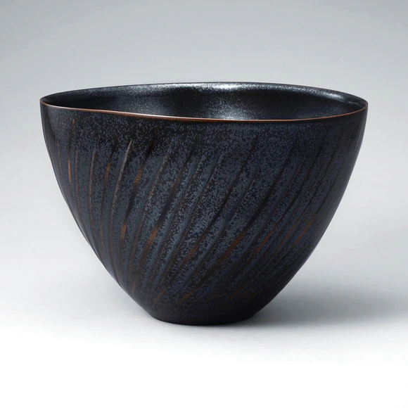 Bowl with tenmoku glaze and engraved line design