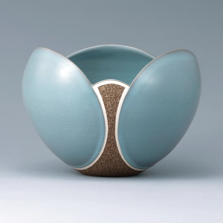 photo Flower Vessel with Celadon Glaze and Inlay Decoration