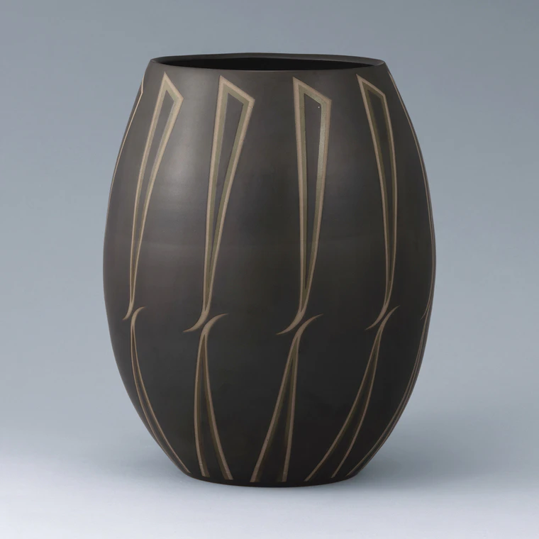photo Vessel with Iron Glaze and Line Design