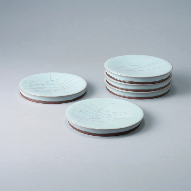 photo 16.5cm Footed Plate with Grayish Blue Glaze