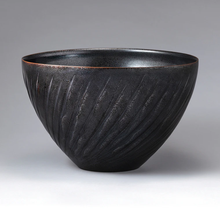 photo Tenmoku Glazed Bowl with Carved Design